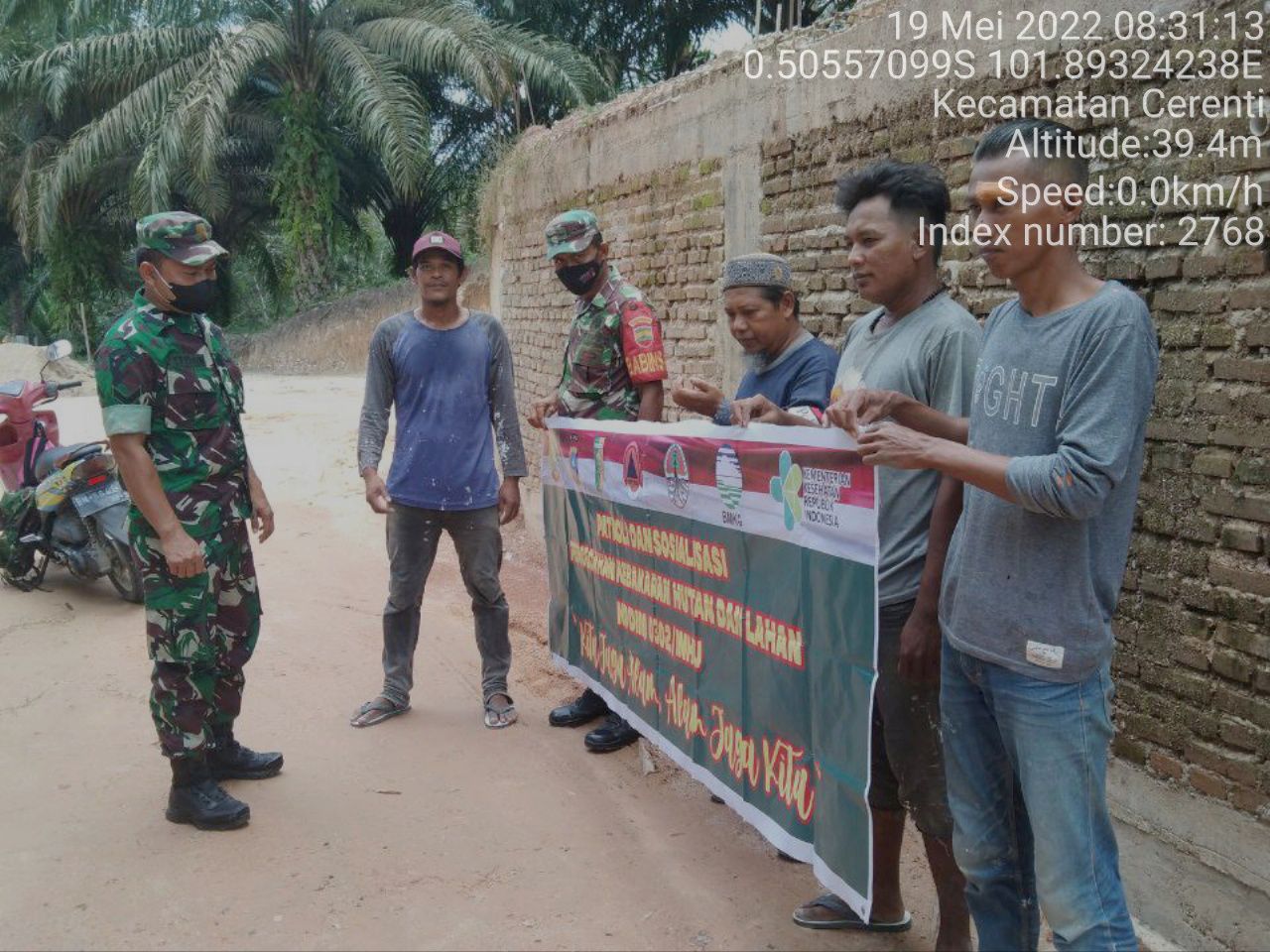 Serda Samrin Bersama Dengan Babinsa Koramil 06/Cerenti Kodim 0302/Inhu Laksanakan Patroli dan Sosialisasi Untuk Cegah Kebakaran Hutan Dan Lahan di Wilayah Teritorialnya