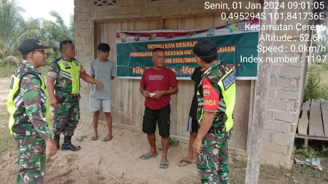 Di Desa Kompe Berangin Kecamatan Cerenti Babinsa Koramil 06/Cerenti Kodim 0302/Inhu Tingkatkan Patroli Karlahut Dan Sekaligus Sosialisasi