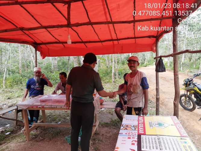 Babinsa Koramil 06/Cerenti Kodim 0302/Inhu Komsos Dengan Warga Binaan Memberikan Pengertian Tentang Pentingnya Menjaga Keamanan di Sikakak 