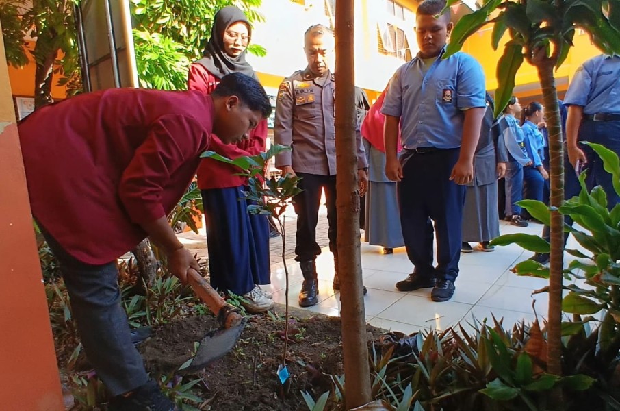 Mahasiswa Cipayung Plus dan Bhabinkamtibmas Sosialisasi Green Policing di SMA PGRI Pekanbaru