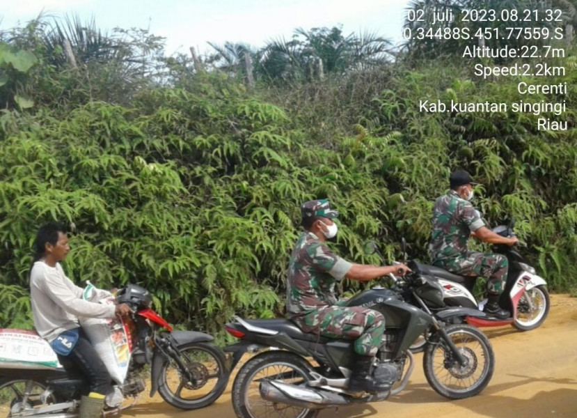 Babinsa Koramil 06/Cerenti Kodim 0302/Inhu Tingkatkan Pengawasan Karlahut Melaksanakan Patroli dan Sosialisasi Kepada Masyarakat di Wilayah Teritorialnya