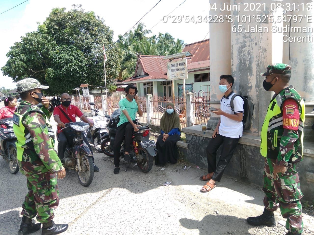 Babinsa Koramil 06/Cerenti Kodim 0302/Inhu Tegakan Disiplin Protokol Kesehatan