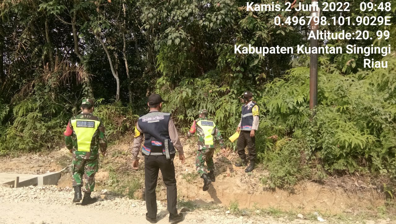 Serda Juanda Bersama Babinsa Koramil 06/Cerenti Kodim 0302/Inhu Lainnya Dan Bhabinkamtibmas Polsek Cerenti Patroli Rutin Dan Sosialisasi Karhutla