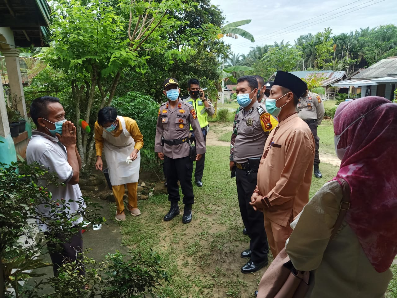 Polsek Pangkalan Lesung dan Tim Gugus Lakukan Tracking Kontak Terhadap Pasien Covid-19