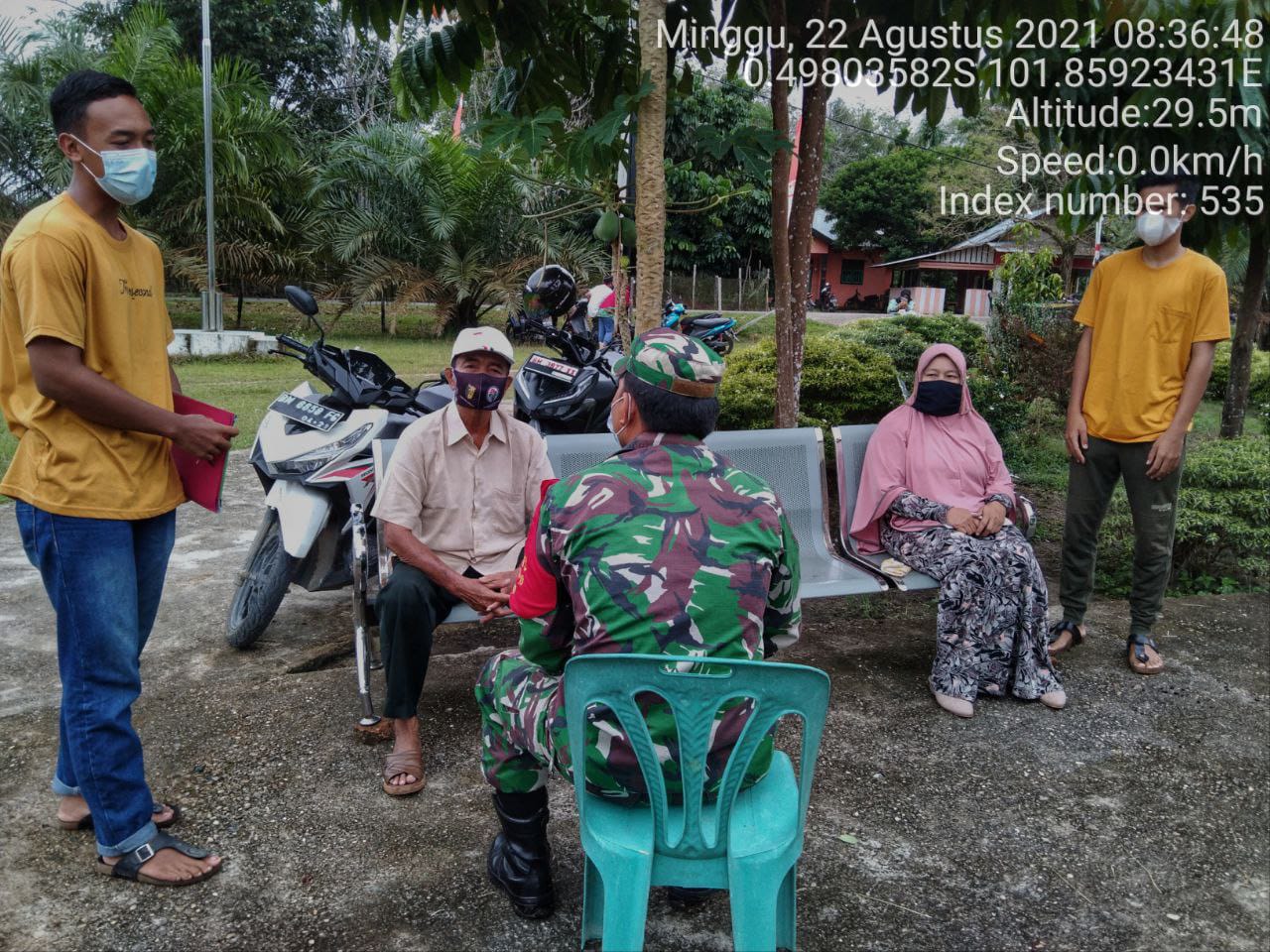 Sertu Efison Babinsa Koramil 06/Cerenti Dim 0302/Inhu  Komsos Dengan Warga Binaan Masalah Himbauan Pemerintah Tentang Covid-19 Desa Seberang Pulau Busuk