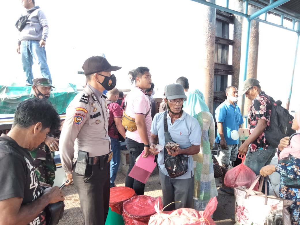 Masyarakat Mengantri di Pelabuhan, Polsek Kuala Kampar Tertibkan Penerapan Prokes