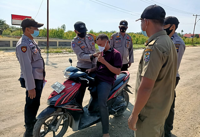 Rutin Gelar Ops Yustisi, Kapolsubsektor Pelalawan Berharap Warga Patuhi Prokes