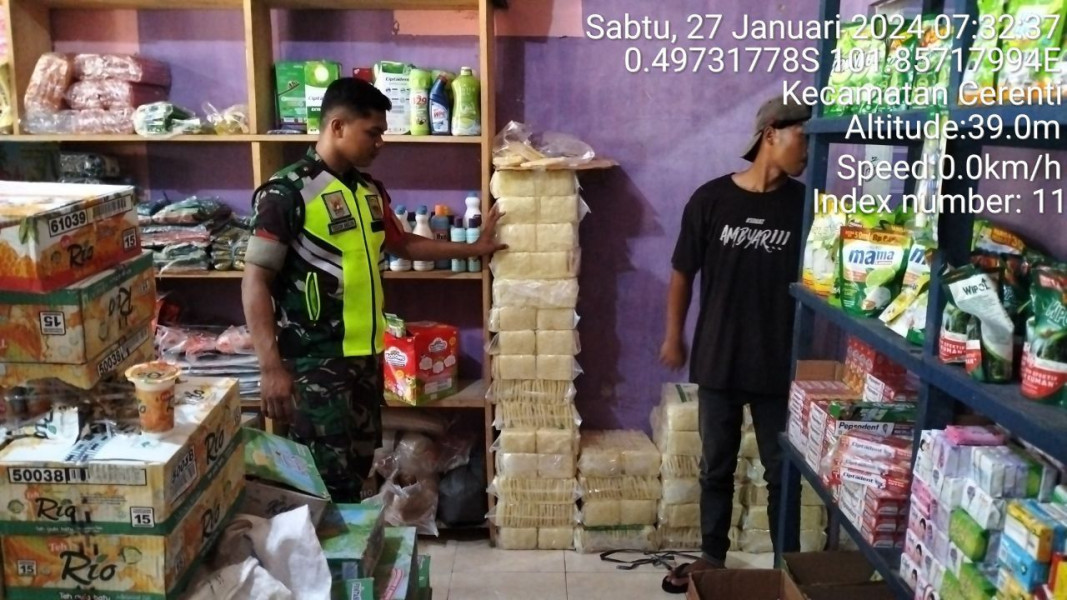 Pratu Teguh Babinsa Koramil 06/Cerenti Kodim 0302/Inhu Pastikan Harga Sembako Stabil Babinsa Cek Harga Pangan Di Kios Milik Warga
