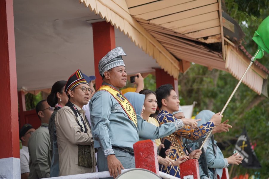 Jawab Keraguan Masyarakat;  Wapres Gibran Lepas Dan Tonton Pacu Jalur di Tepian Narosa