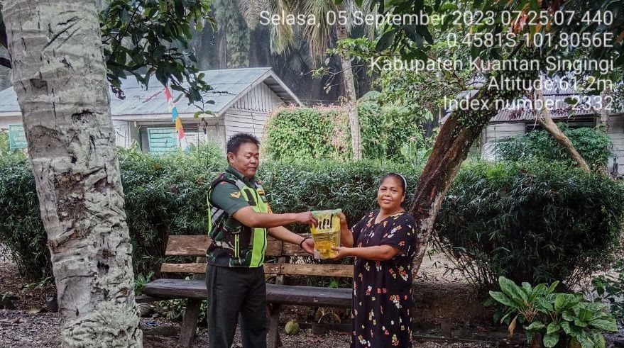 Babinsa Koramil 06/Cerenti Kodim 0302/Inhu Memberi Bantuan Sembako Untuk Masyarakat Ibu Pita