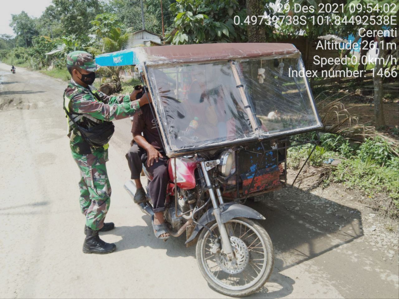 Babinsa Koramil 06/Cerenti Kodim 0302/Inhu Bagikan Masker Warga di Bedeng Sikuran Kecamatan Inuman