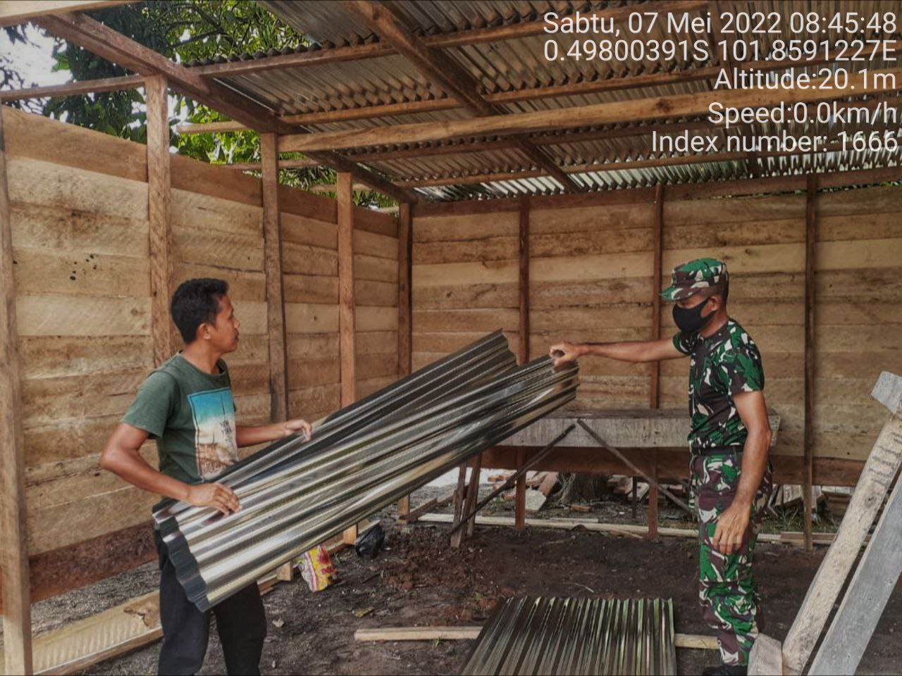 Babinsa Koramil 06/Cerenti Kodim 0302/Inhu Bantu Warga Desa Binaan di Desa Kampung Baru Koto Kecamatan Inuman Milik Bapak Icong