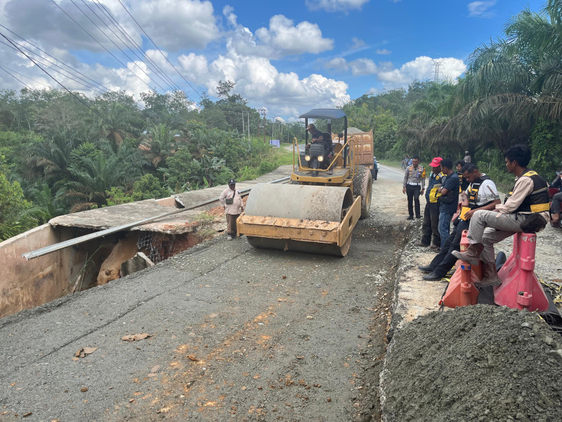 Perbaikan Jalan Amblas di KM 91 Kampar Hampir Rampung, Arus Lalu Lintas Kondusif