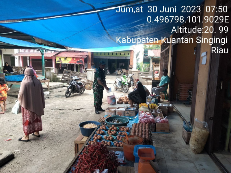 Babinsa Koramil 06/Cerenti Kodim 0302/Inhu Serda Juanda Suasana Hari Raya Idul Adha 1444 H Pantau Perkembangan Harga Kebutuhan Pokok Di Wilayah Kecamatan Cerenti