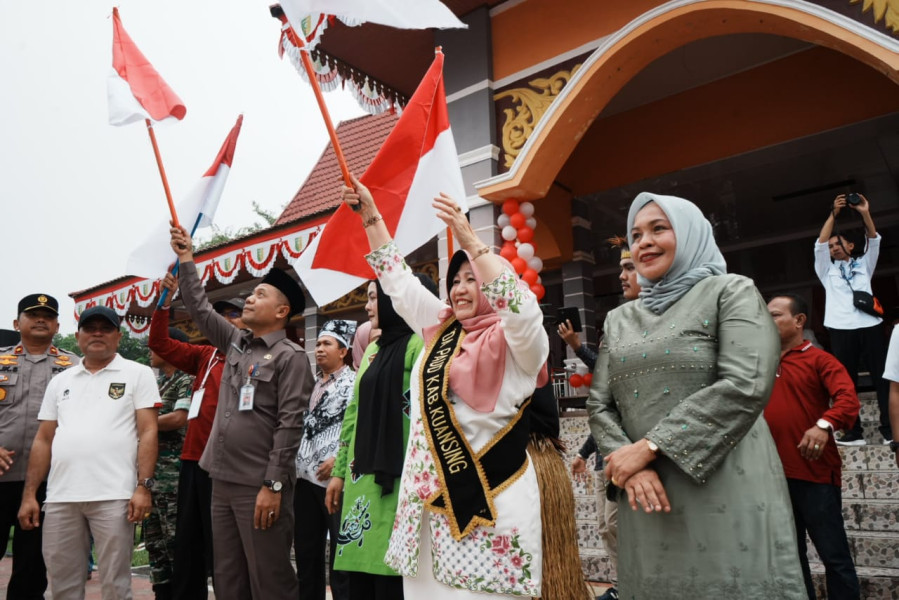 Meriahkan HUT RI ke 78  Bupati Apresiasi Lomba Karnaval Dan  Gerakan Nasional Pemberian 10 Juta  Bendera