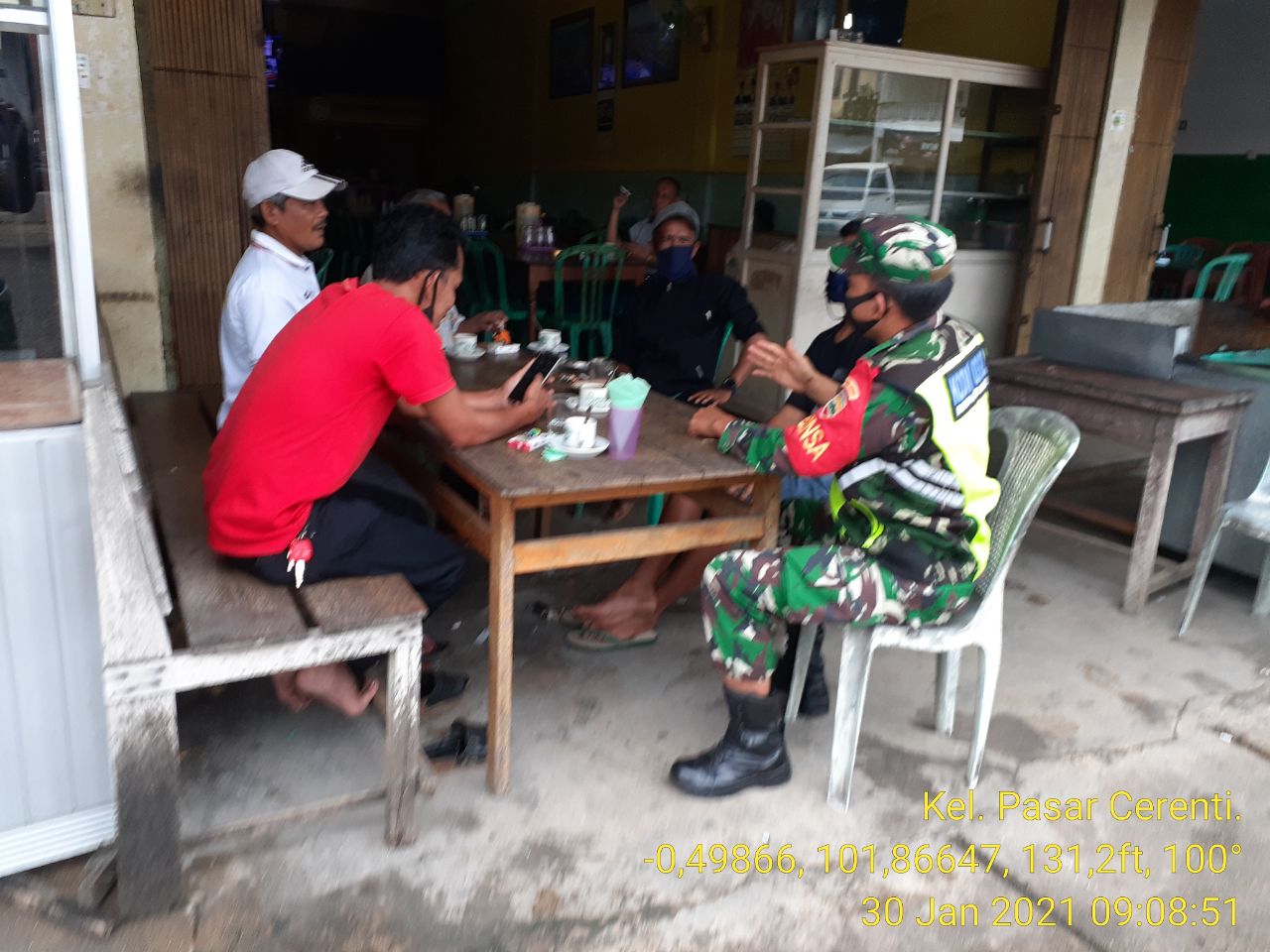 Komsos Di Desa Binaan Babinsa Koramil 06/Cerenti Menyampaikan Tentang Protokol Kesehatan