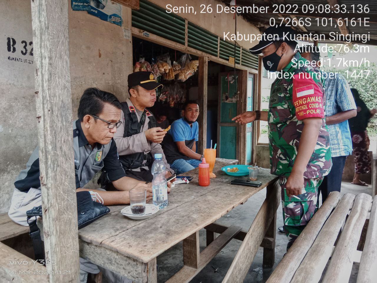 Babinsa Koramil 06/Cerenti Kodim 0302/Inhu Komsos Dengan Warga Binaan Memberikan Pengertian Untuk Selalu Menjaga Protokol Kesehatan