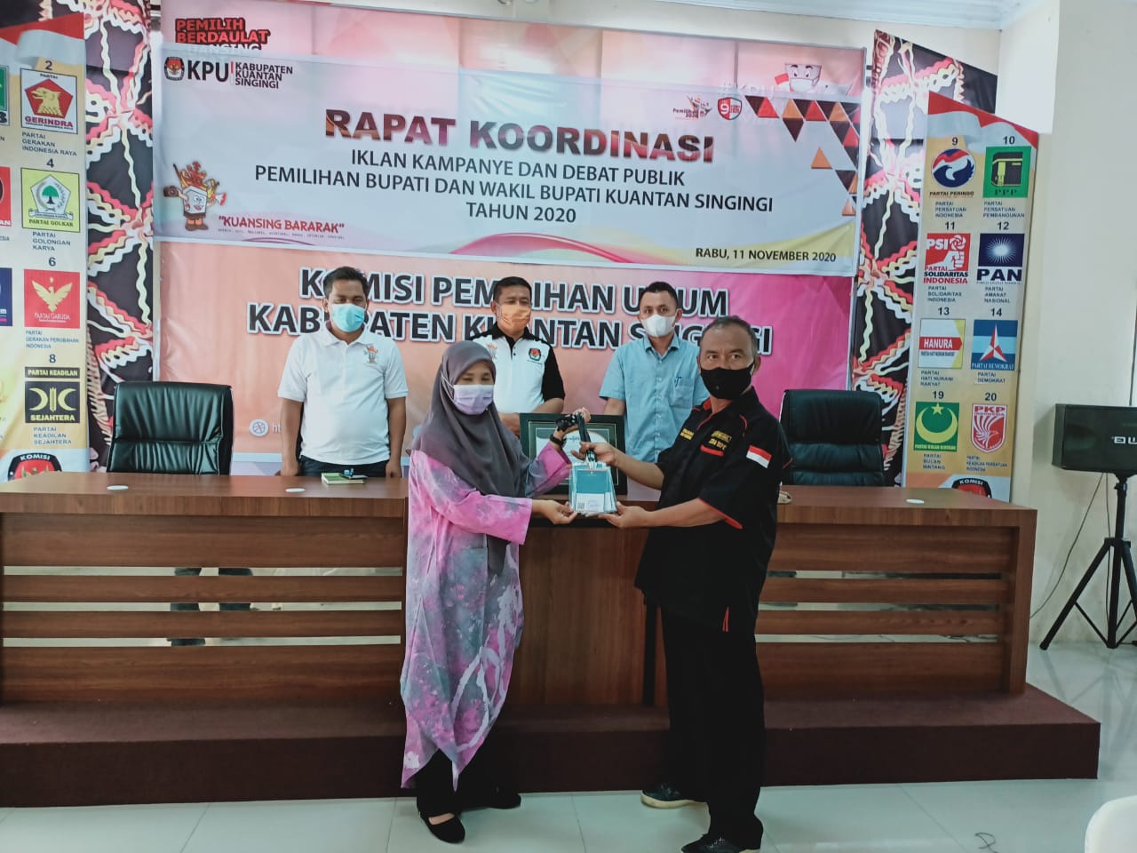 KPU Kuansing Serahkan Sertifikat Akreditasi Pemantau Kepada LSM PENJARA