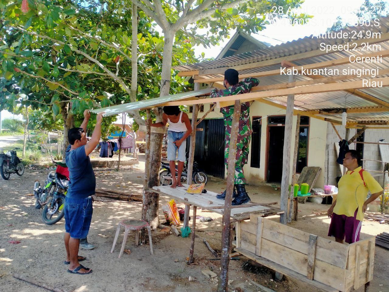 Babinsa Koramil 06/Cerenti Kodim 0302/Inhu Membantu Membangun Warung Milik Warga