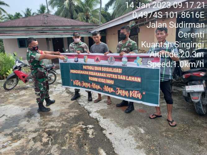 Untuk Mencegah Karhutla Babinsa Koramil 06/Cerenti Dim 0302/Inhu Gandeng Warga Untuk Lakukan Patroli Kelahan Perkebunan Warga