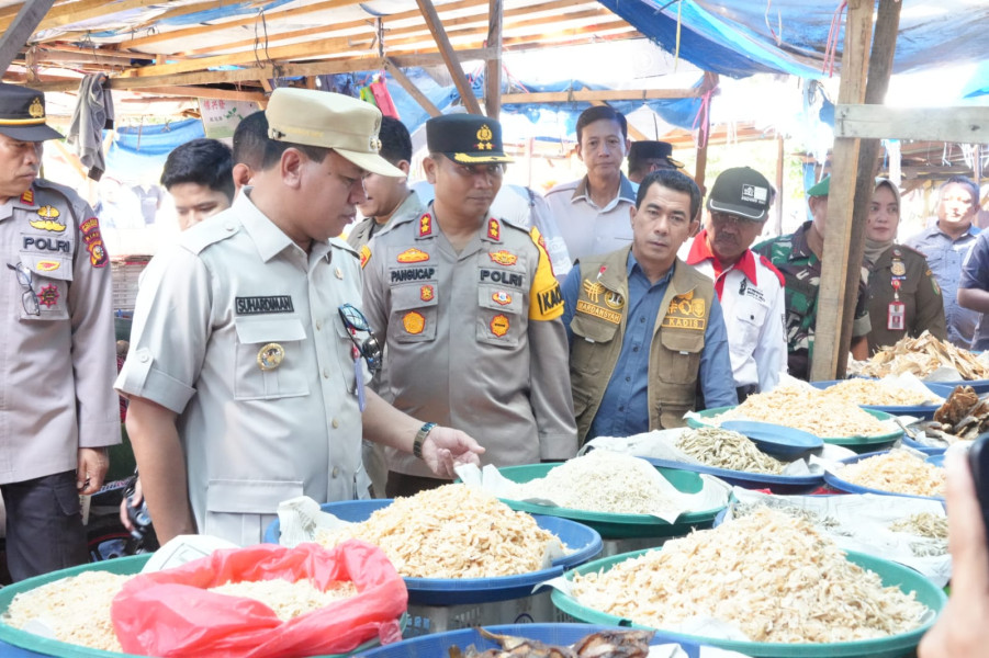 Tinjau Kesiapan Lebaran  Plt Bupati Dan Kapolres Tinjau Pasar, Dan Poskotik Lebaran