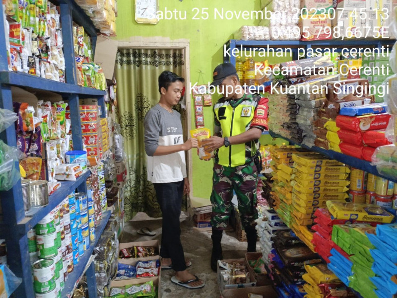 Babinsa Koramil 06/Cerenti Kodim 0302/Inhu Serda Jama Anur Pantau Perkembangan Harga Kebutuhan Pokok Di Wilayah Kecamatan Cerenti  Kabupaten Kuansing