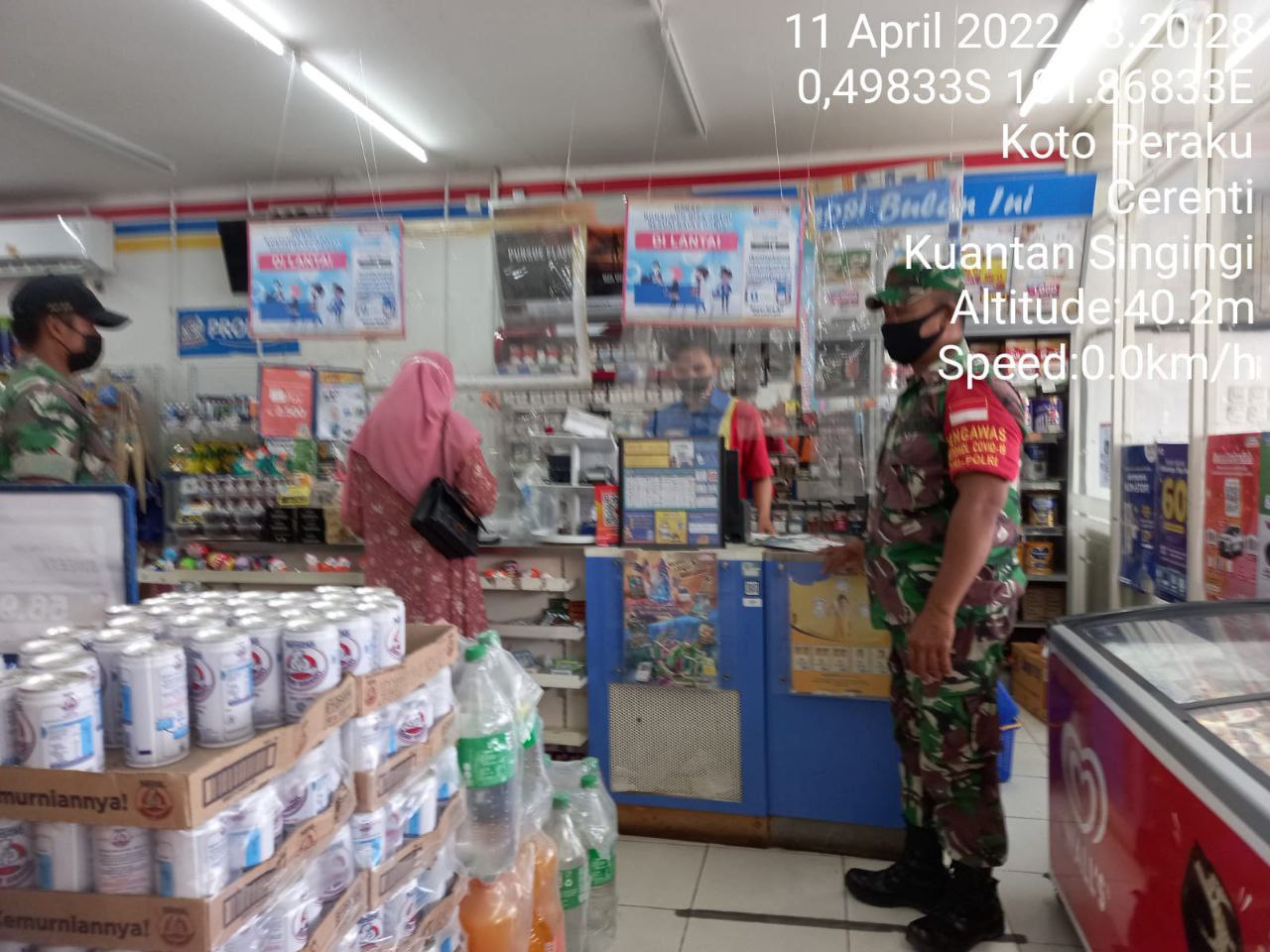 Babinsa Koramil 06/Cerenti Kodim 0302/Inhu Datangi Tempat Keramaian Dan Pusat Belanja Alfamart, Berikan Sosialisasi Dan Anjuran Prokes Covid-19 