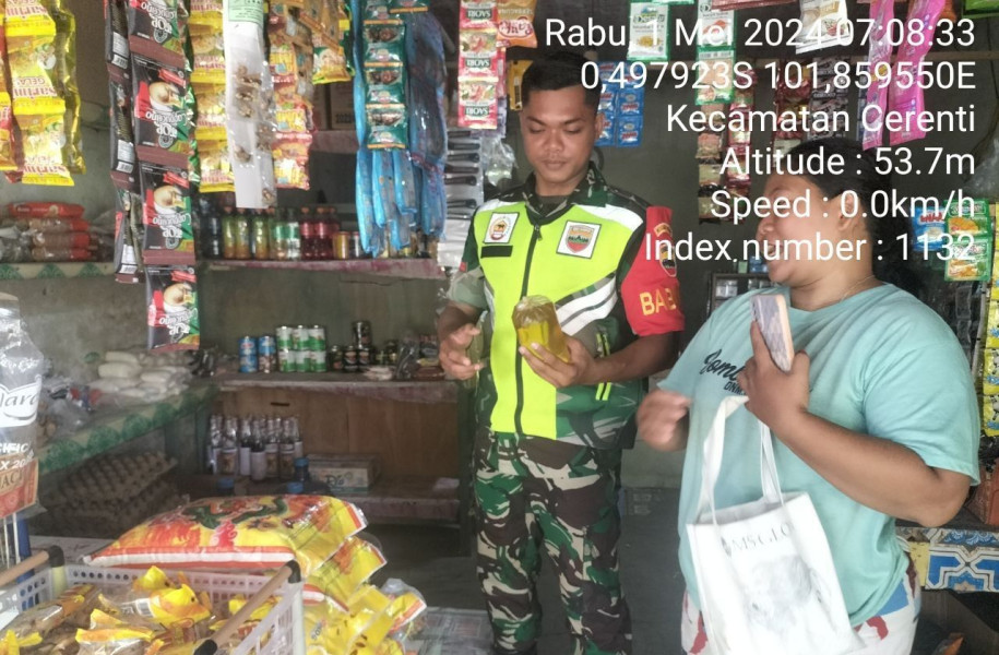 Pratu Teguh Mulya Babinsa Koramil 06/Cerenti Monitoring Harga Sembako Di Kampung Baru Timur Kecamatan  Cerenti 
