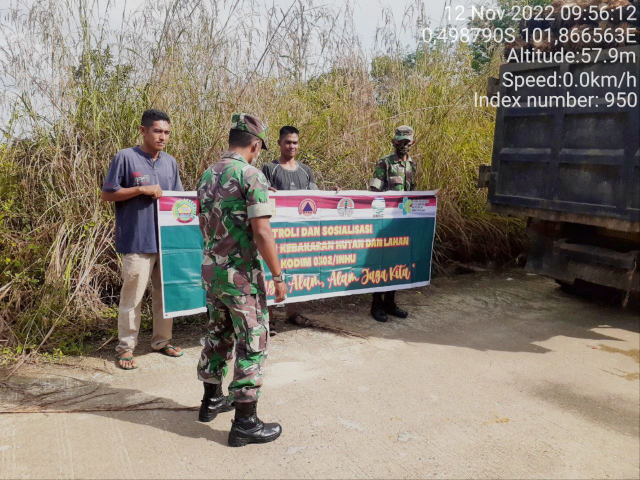 Babinsa Koramil 06/Cerenti Kodim 0302/Inhu Laksanakan Patroli Untuk Cegah Kebakaran Hutan Dan Lahan di Desa Kampung Baru Koto