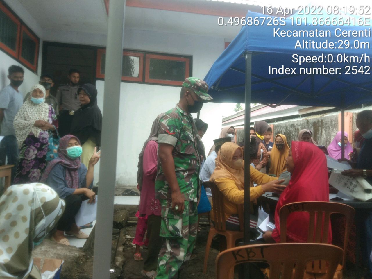Babinsa Koramil 06/Cerenti Kodim 0302/Inhu Pantau Dan Dampingi Pelaksanaan Vaksin Covid-19 di Pulau Jambu Kecamatan Cerenti Kabupaten Kuansing