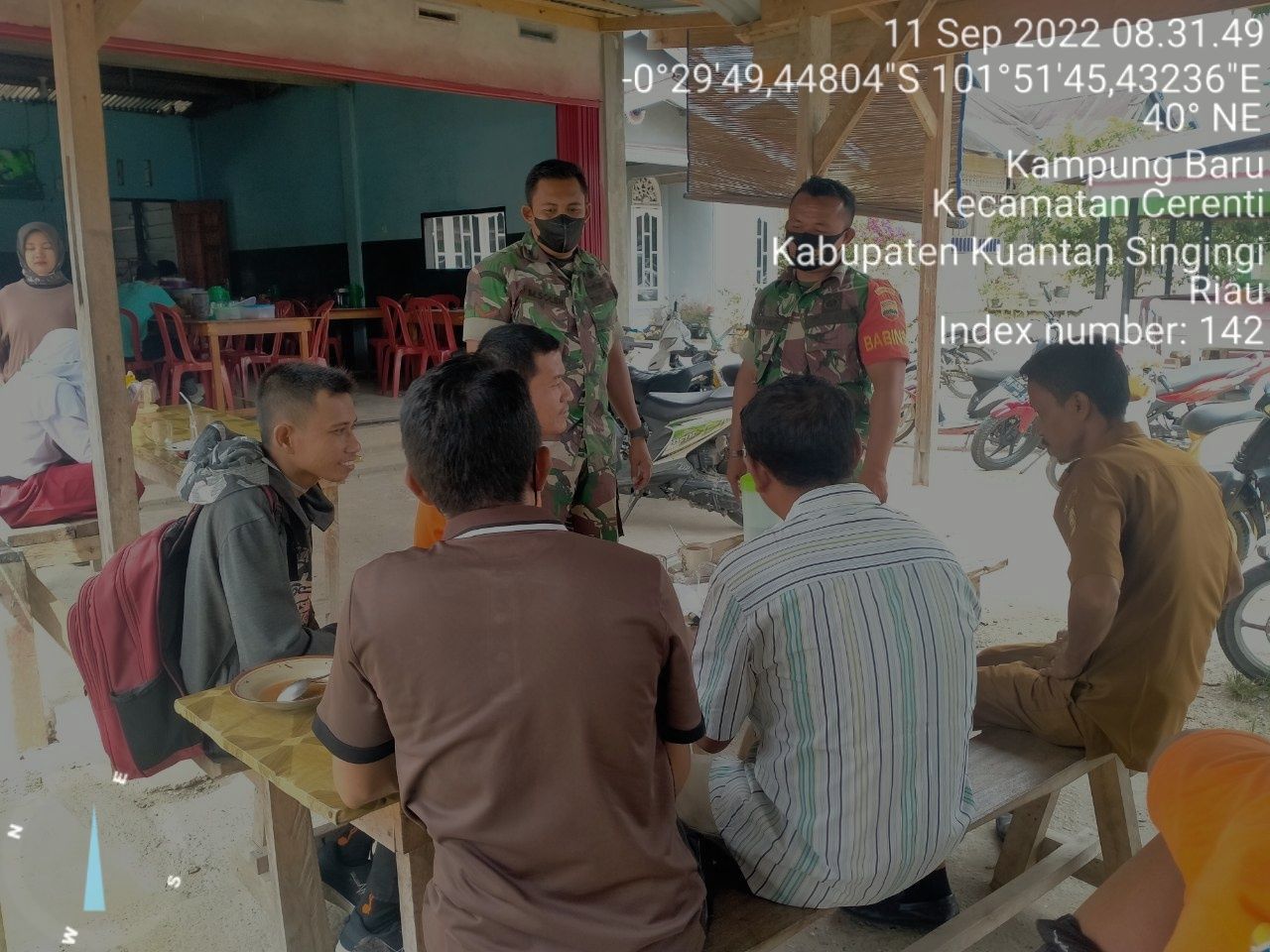 Babinsa Koramil 06/Cerenti Dim 0302/Inhu Berikan Sosialisasi Serta Himbauan Kepada Warga Agar Patuhi Prokes Covid-19 di Desa Kampung Baru Cerenti Kecamatan Cerenti Kabupaten Kuansing 