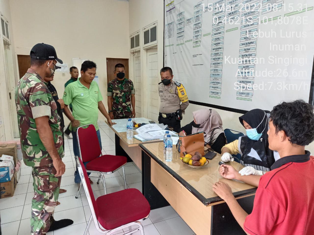 Babinsa Koramil 06/Cerenti Kodim 0302/Inhu, Serda Nasution Bersama Anggota Lainnya Ingatkan Warga Untuk Tetap Patuhi Prokes Disaat Melaksanakan Vaksin