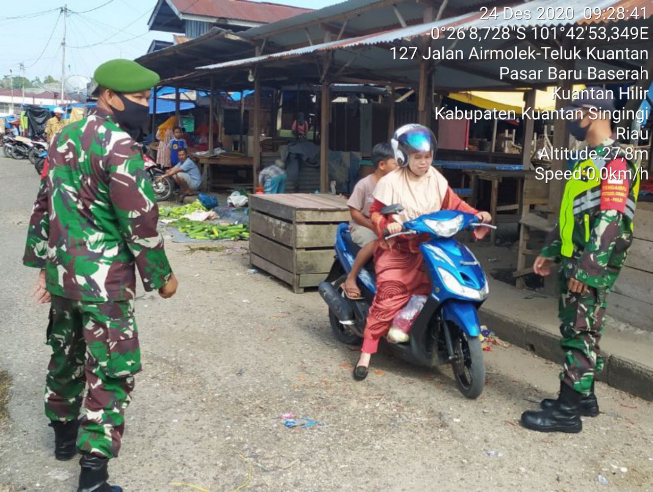 Sertu Parman Anggota Koramil 07 Kuantan Hilir Dim 0302 Inhu Sosialisasi Pakai Masker Di Pasar Tradisional