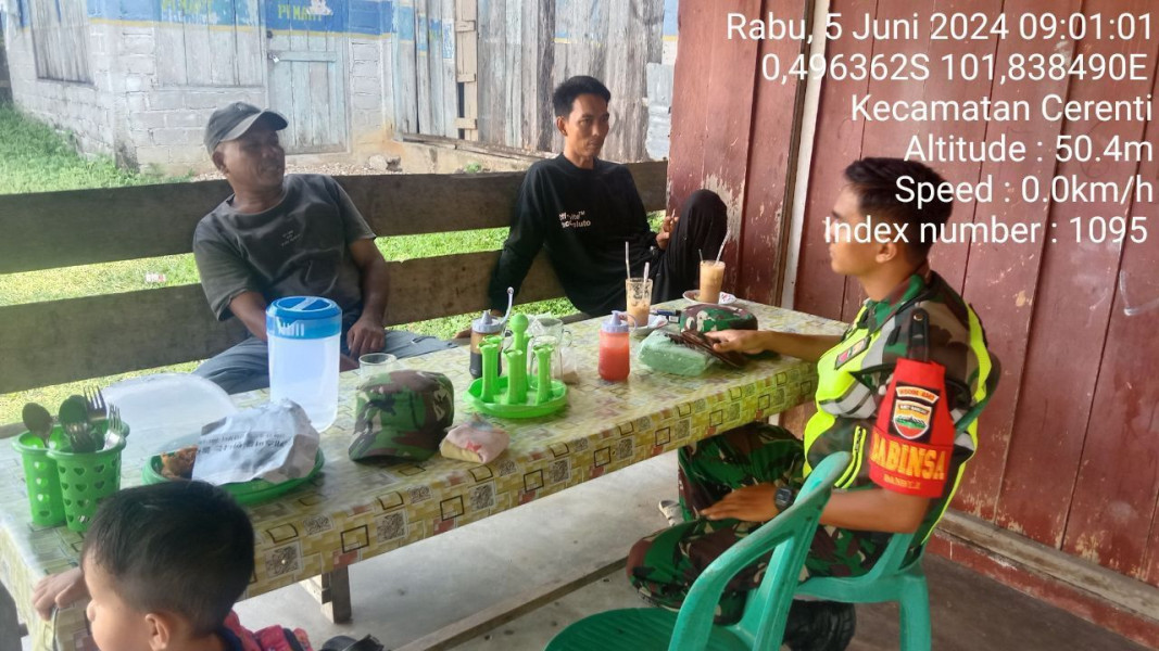 Komsos Di Kampung Pancasila Desa Tanjung Medan Kecamatan Cerenti Babinsa Koramil 06/Cerenti Kodim 0302/Inhu Ajak Warga Pahami Nilai Nilai Pancasila