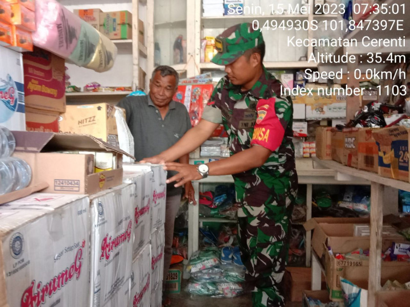 Babinsa Koramil 06/Cerenti Kodim 0302/Inhu Kopda Junedi Cek Harga Sembako Di Warung di Desa Kampung Baru