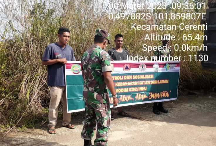 Babinsa Koramil 06/Cerenti Kodim 0302/Inhu Laksanakan Patroli Untuk Cegah Kebakaran Hutan Dan Lahan di Teluk Pauh Kecamatan Cerenti 