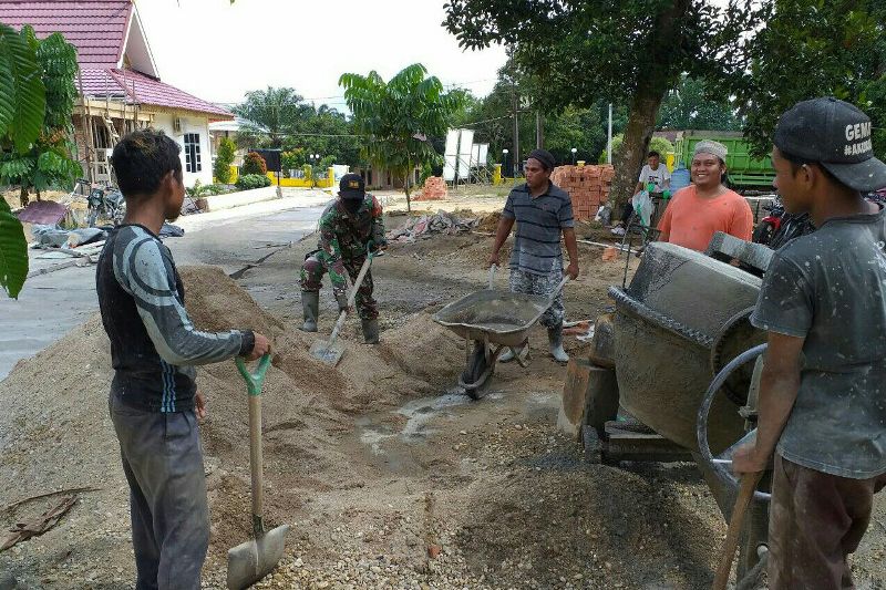 Jalin Kebersamaan, Babinsa Koramil 04/Pkl Kuras Gotong Royong Bersama Warga