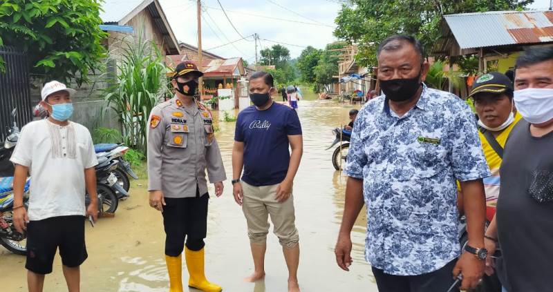 Kapolres Pelalawan dan Kapolsek Pangkalan Kerinci Laksanakan Pengamanan Musibah Banjir di Pemukiman Warga