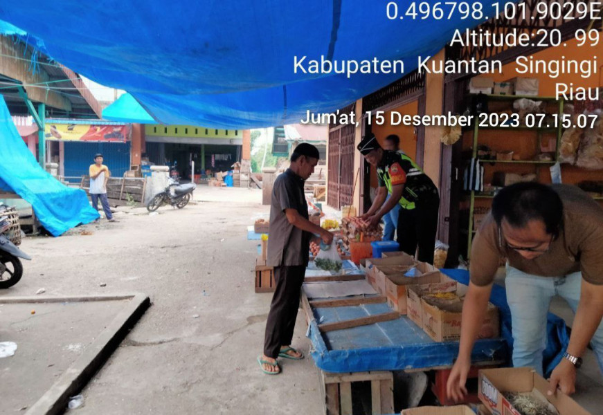 Serda Juanda Babinsa Koramil 06/Cerenti Kodim 0302/Inhu Cek Harga Sembako Dikelurahan Pasar Cerenti