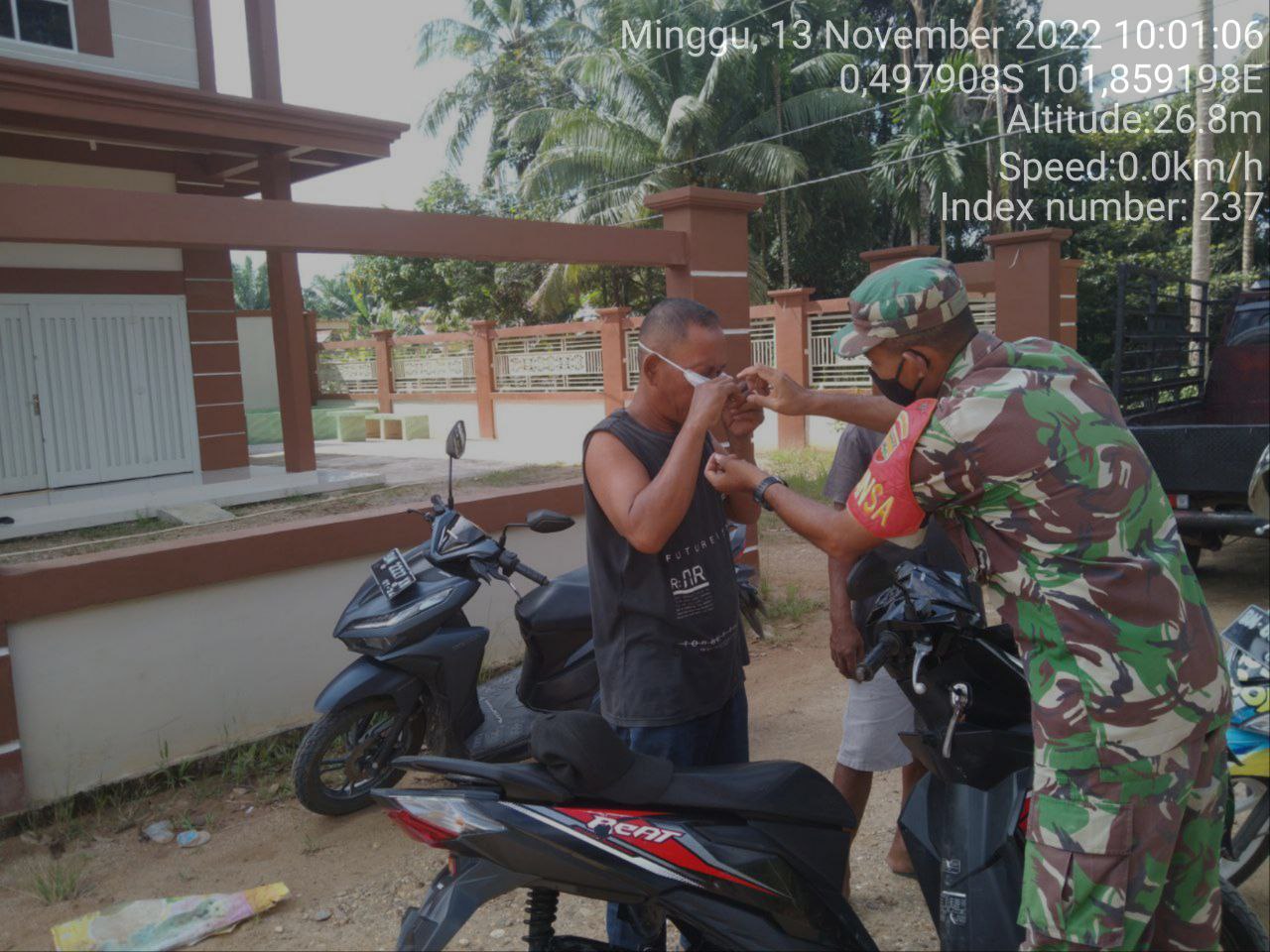 Babinsa Koramil 06/ Cerenti Kodim 0302/Inhu Bagikan Masker Kepada Warga Desa Kampung Baru Timur Kecamatan Cerenti Kabupaten Kuansing 