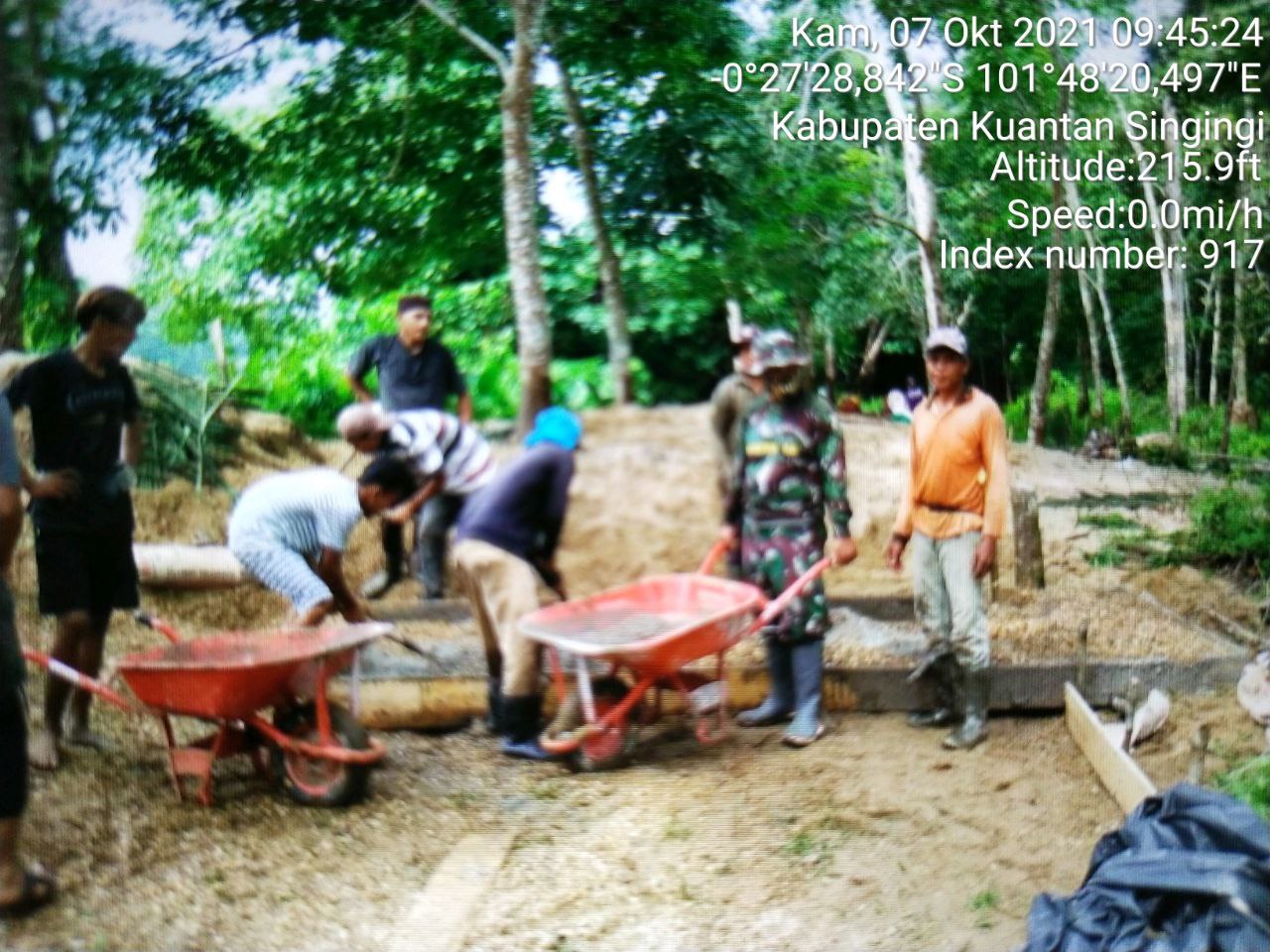Babinsa Koramil 06 /Cerenti  Kodim 0302/ Inhu Bersama Masyarakat Gotong Royong di Kompe Berangin
