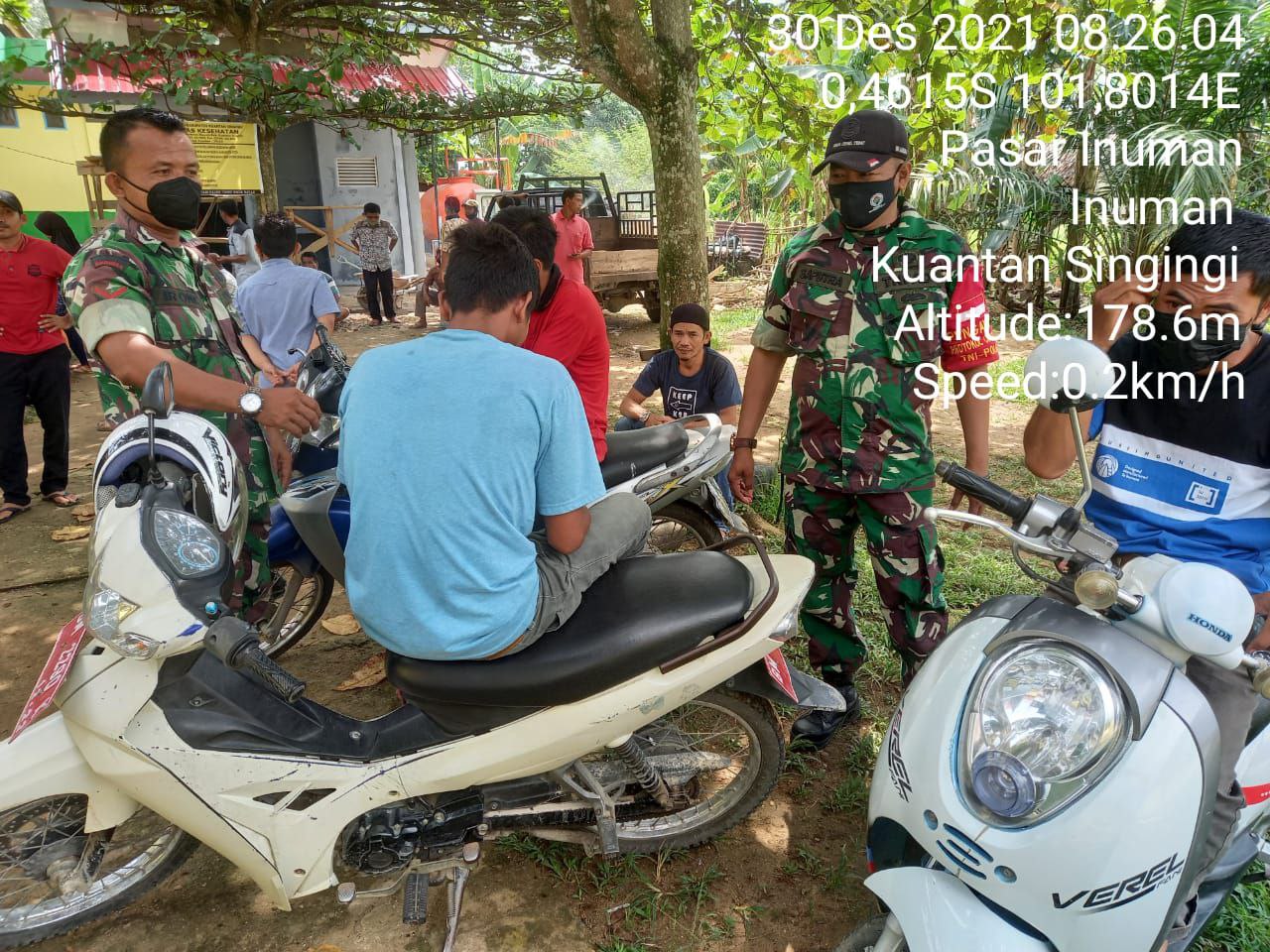 Babinsa Koramil 06/Cerenti Kodim 0302/Inhu Himbau Warga Agar Mematuhi Protokol Kesehatan di Puskesmas Inuman