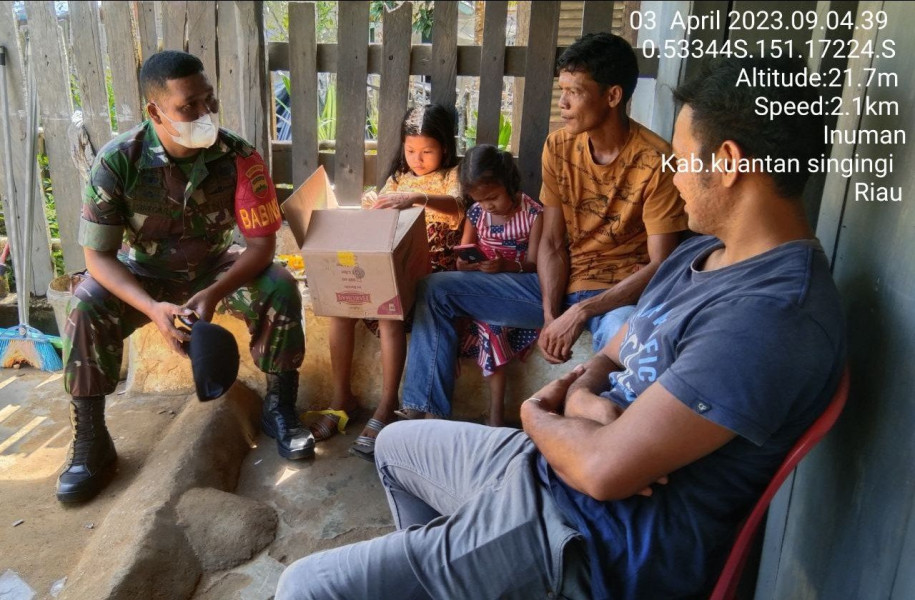 Babinsa Koramil 06/Cerenti Kodim 0302/Inhu Selalu Menjaga Silahturahmi Dengan Warga Desa Laksanakan Komsos di Koto Inuman Kecamatan Inuman