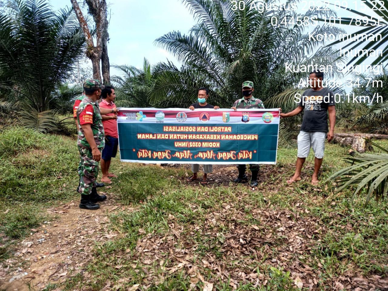 Babinsa Koramil 06/Cerenti Kodim 0302/Inhu Cegah Kebakaran Hutan, Babinsa Koramil 06/Cerenti Tetap Laksanakan Patroli Karhutlah di Desa Koto Inuman