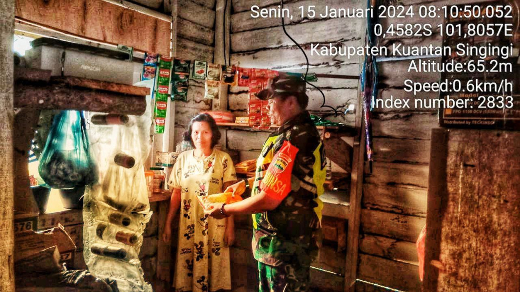 Di Kecamatan Inuman Desa Pasar Inuman, Babinsa Koramil 06/Cerenti Kodim 0302/Inhu, Pantau Perkembangan Harga Kebutuhan Pokok