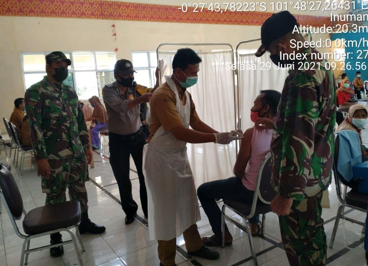 Peran Serta Anggota Koramil 06/Cerenti Kodim 0302/Inhu Dalam Vaksinasi Covid-19