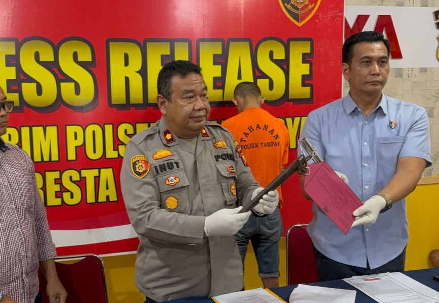 Polisi Sita Senjata Double Stick dari Tangan Anggota Geng Motor yang Ditangkap di Pekanbaru