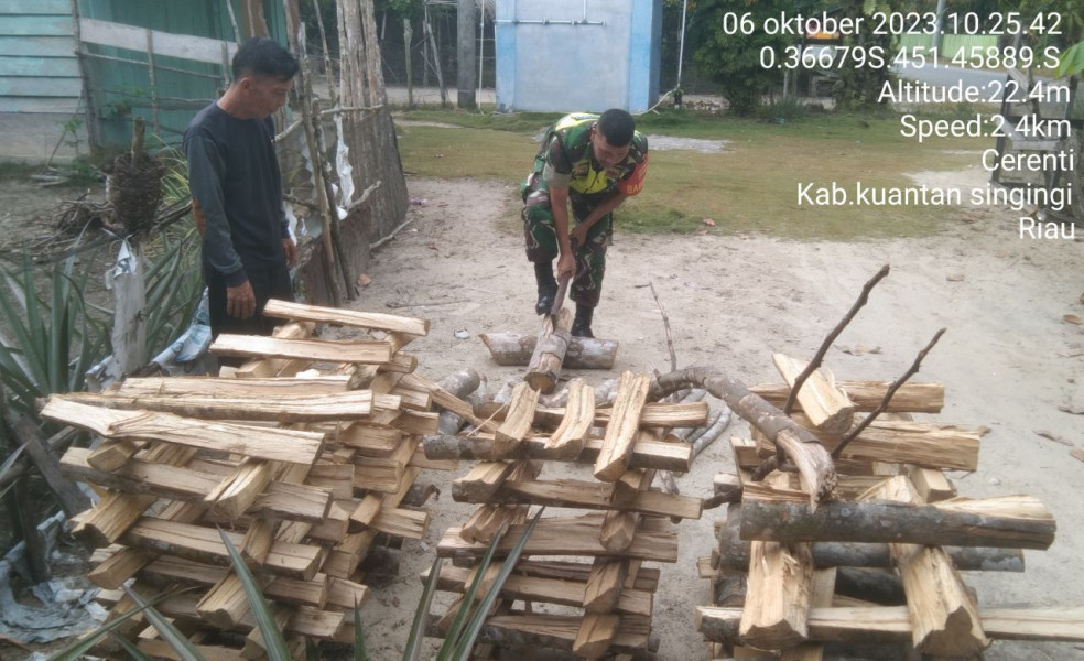 Serda Dumen Siregar Anggota Koramil 06/Cerenti Kodim 0302//Inhu Babinsa Membantu Membelah Kayu Warga Binaan Dengan Bergotong-Royong