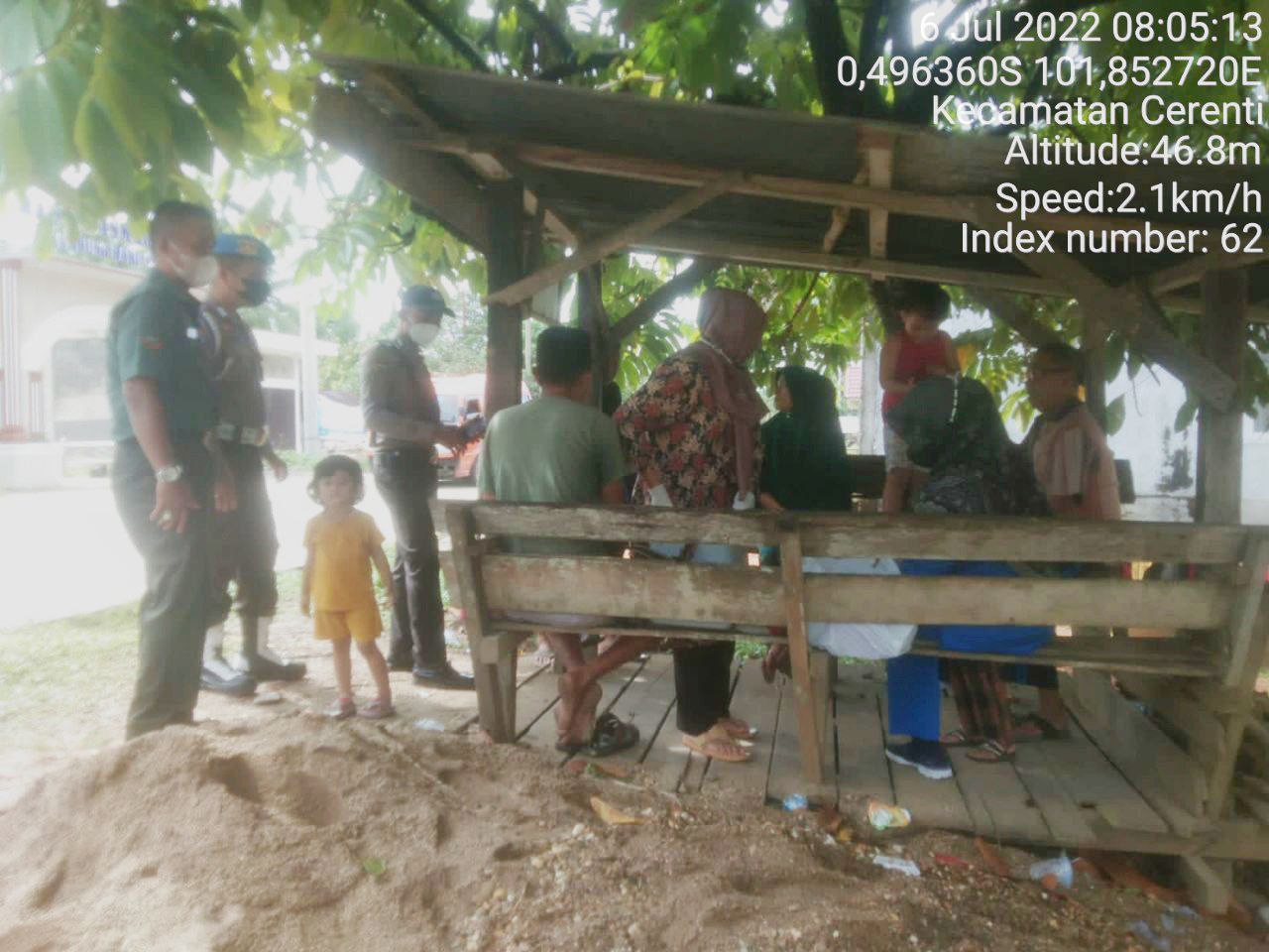 Babinsa Koramil 06/Cerenti  Kodim 0302/Inhu Bersama Bhabinkamtibmas Cerenti Komsos Dengan Warga