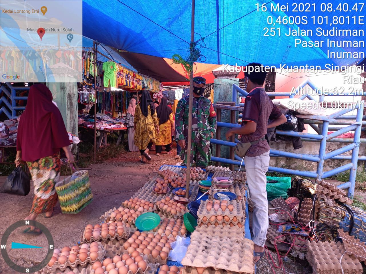 Babinsa Koramil 06/Cerenti Dim 0302/Inhu Pantau Harga Sembako Dipasar Tradisional